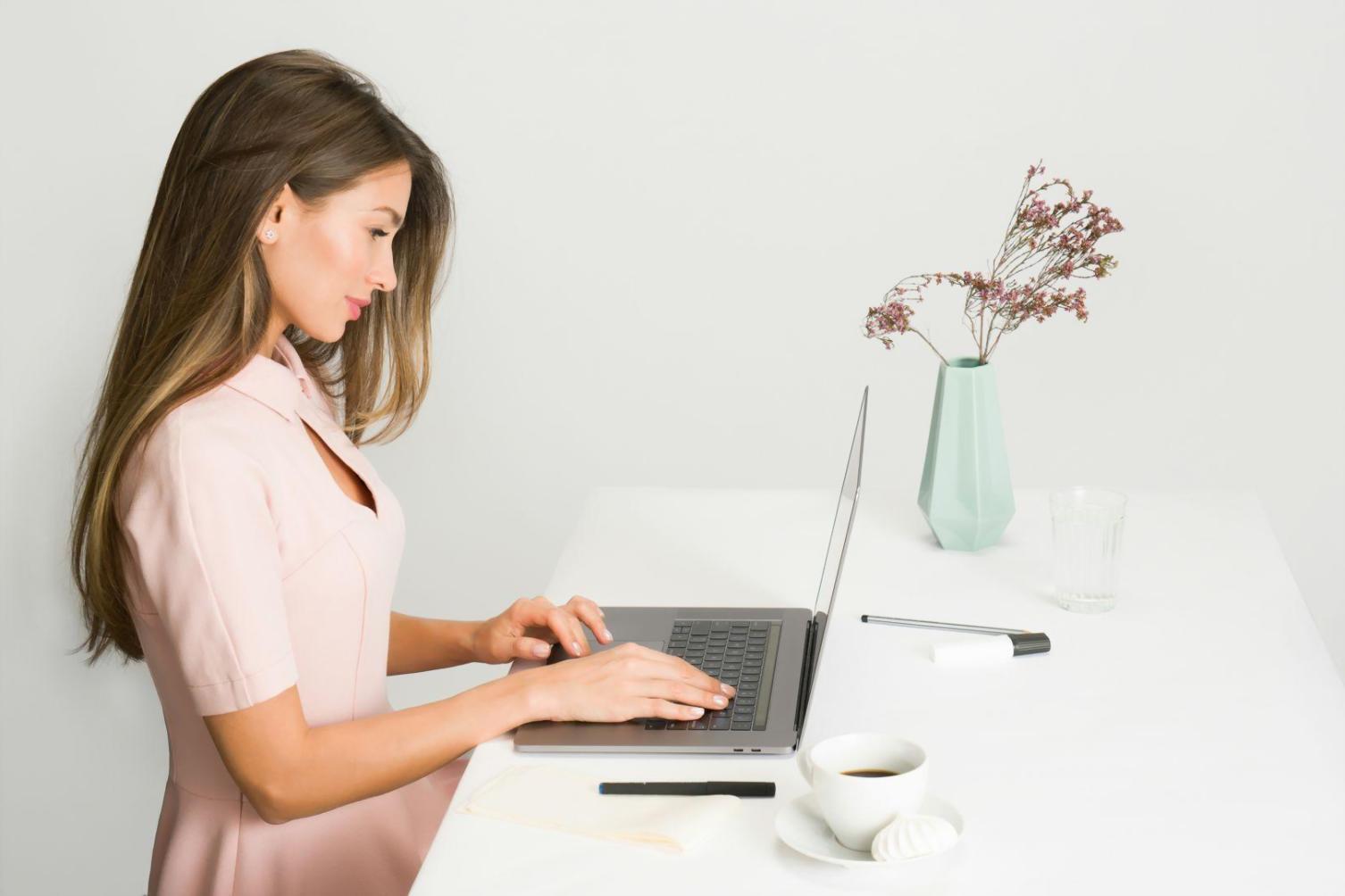 Modernes Büroumfeld mit Finanzplanung