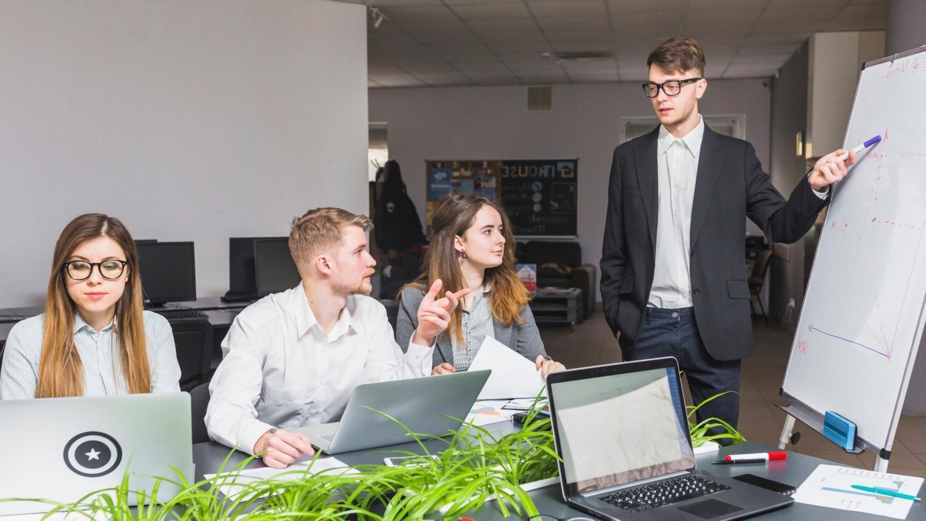 Professionelle Beratungssituation im modernen Büro