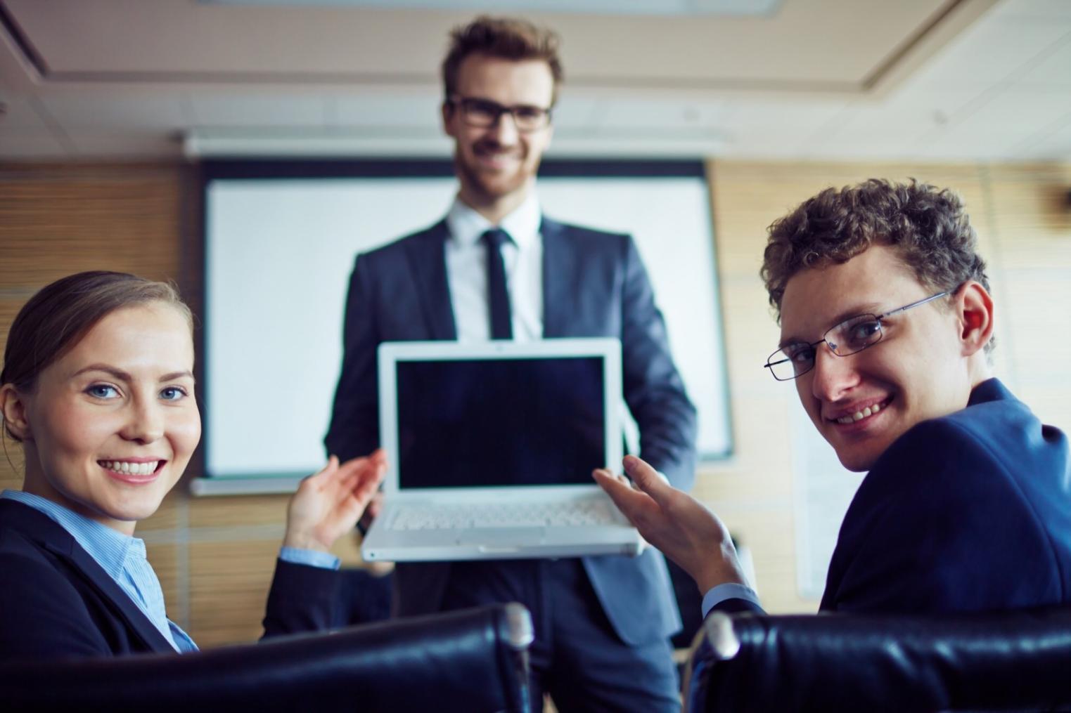 Finanzplanung am Arbeitsplatz mit Dokumenten und Taschenrechner