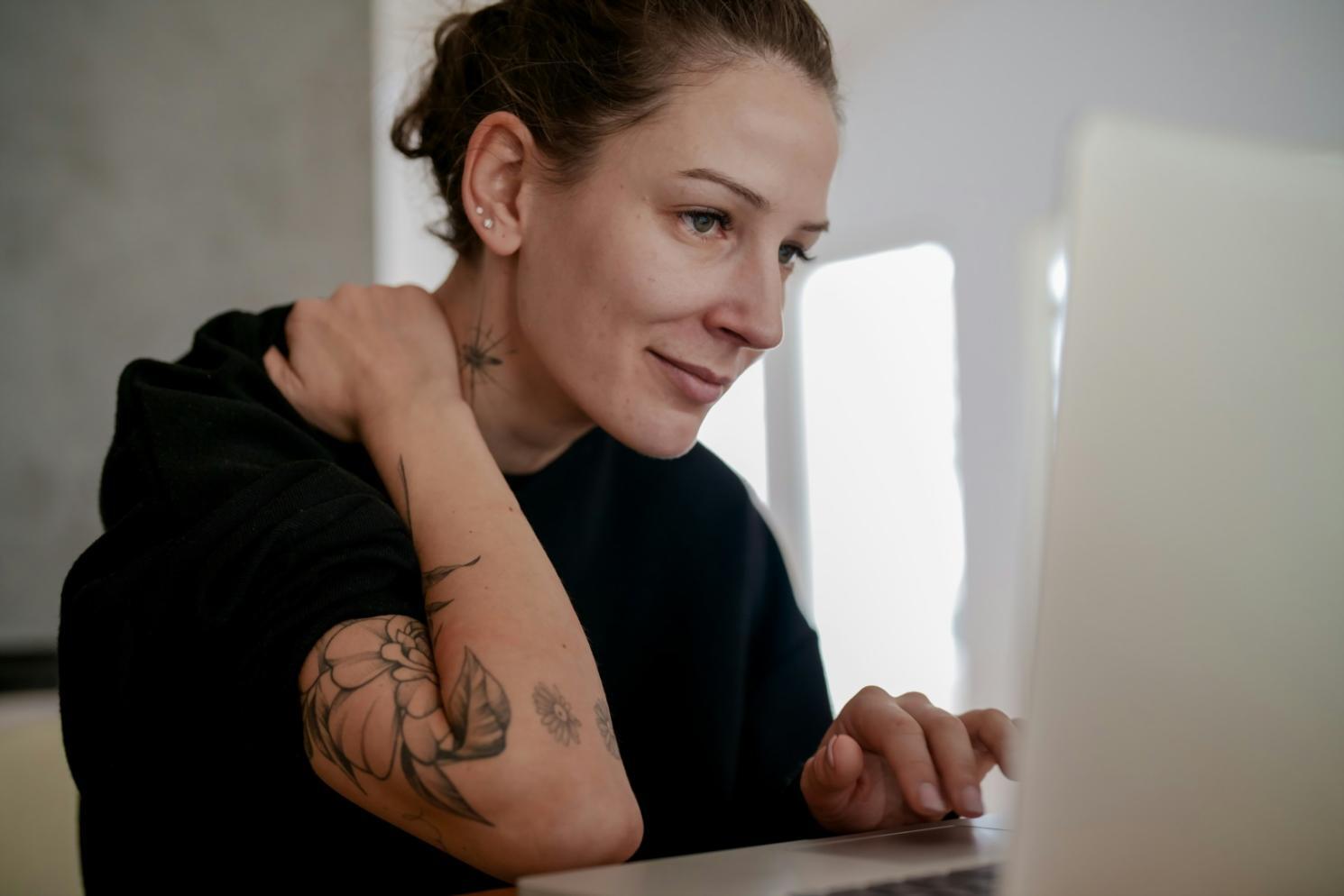 Teilnehmer beim praktischen Finanzworkshop mit Taschenrechner und Unterlagen